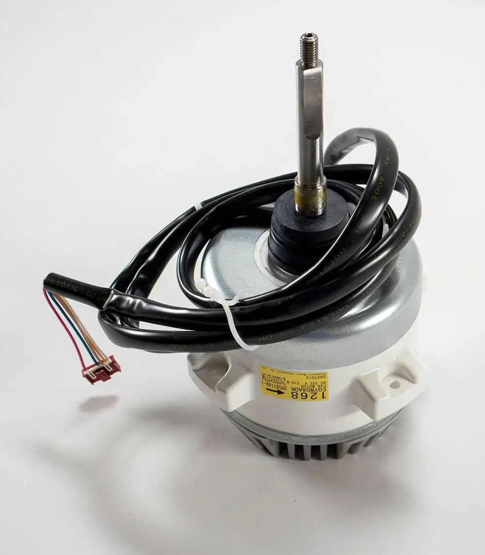 Lüftermotor von Daikin mit einem Metallarm und mehreren Kabeln. Die Basis ist in grauer und weißer Farbe gehalten.